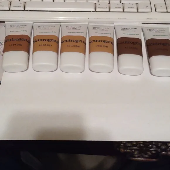 Makeup - Picture 1 of 1